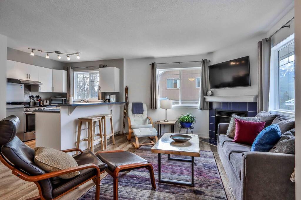 Apartament Big Mountain Views - Bright 2-Story Corner Unit Canmore Zewnętrze zdjęcie