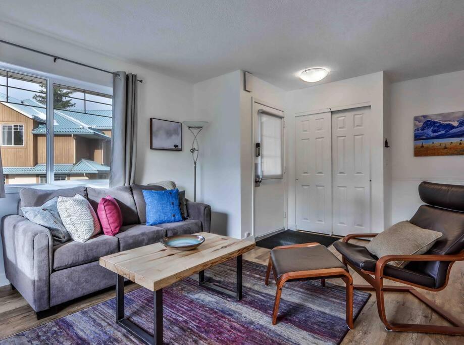 Apartament Big Mountain Views - Bright 2-Story Corner Unit Canmore Zewnętrze zdjęcie
