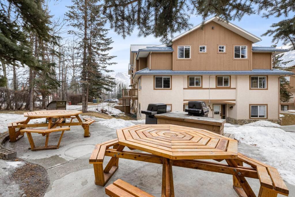 Apartament Big Mountain Views - Bright 2-Story Corner Unit Canmore Zewnętrze zdjęcie