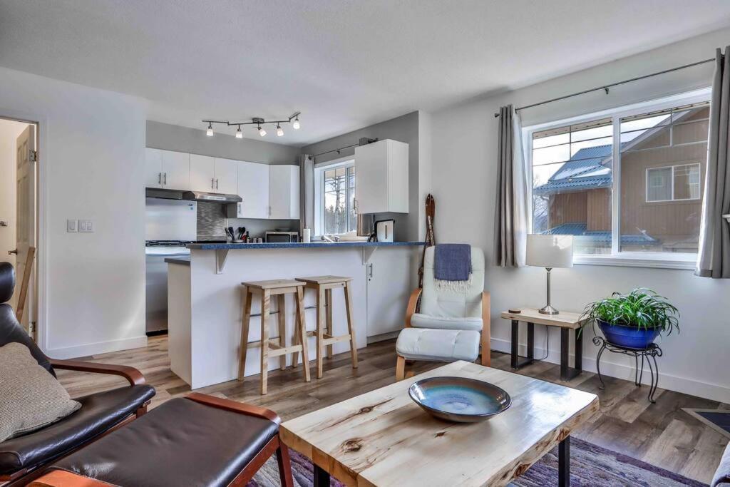 Apartament Big Mountain Views - Bright 2-Story Corner Unit Canmore Zewnętrze zdjęcie